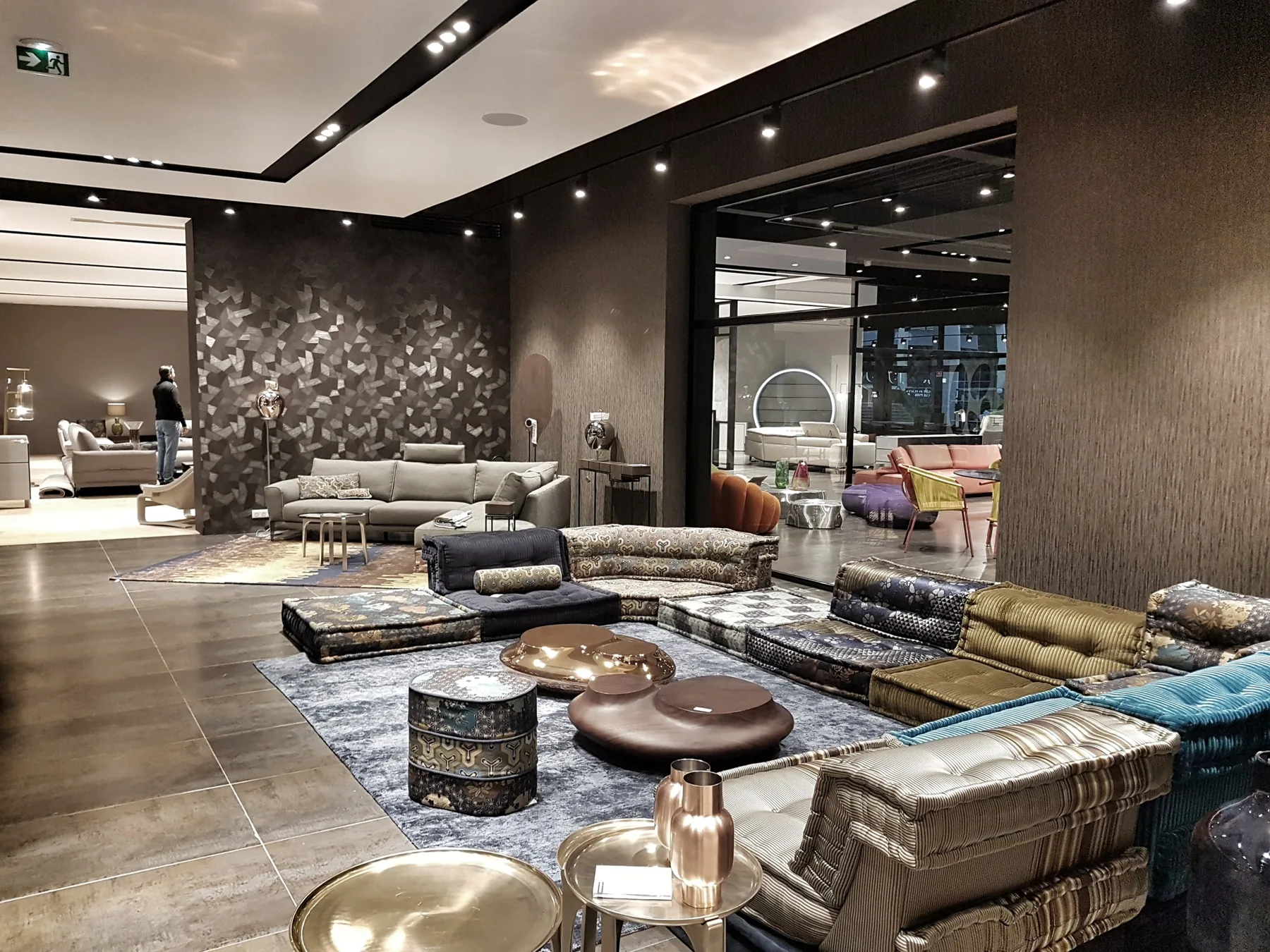 Aménagement intérieur — Showroom Roche Bobois — Antibes, France